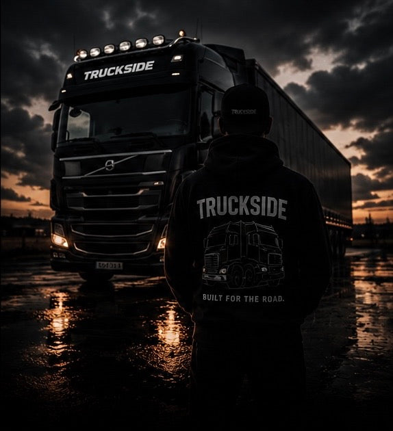 Camion nero Truckside in una scena notturna cinematica
