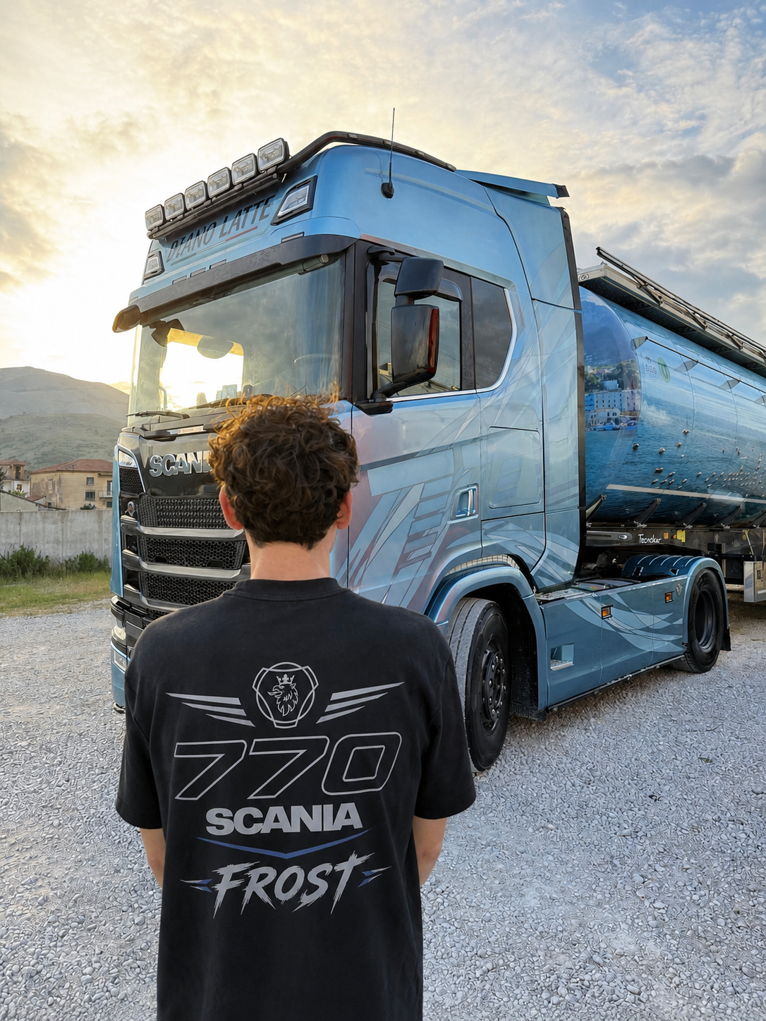 Ragazzo con T-shirt Frost davanti a un camion